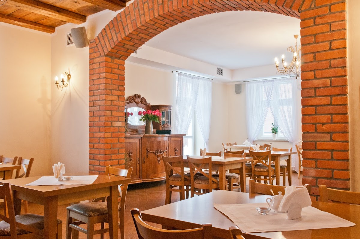 Restauracja - ceglane łuki i eleganckie stoliki